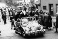 1960 Sitzungspräsident Richard Allmann in einem offenen VW Käfer