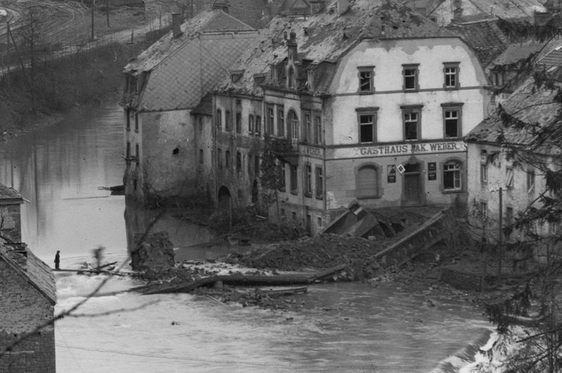 Datei:1945 Zerstörte Kyllbrücke.jpg