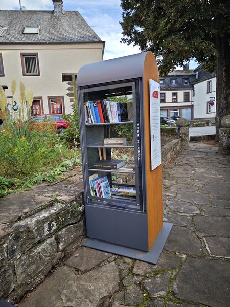 Datei:2023 Bücherschrank im Rosengärtchen.jpg