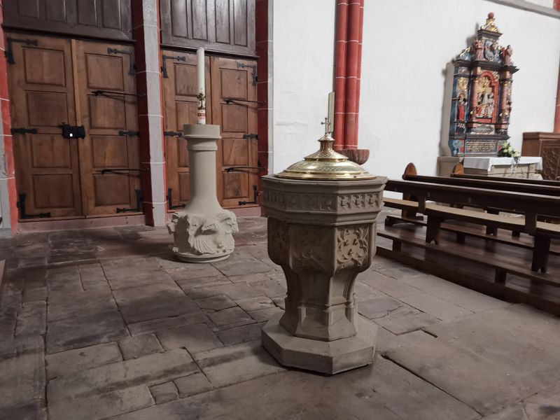 Datei:Kerzenständer mit Taufbecken - Stiftskirche Kyllburg.jpg