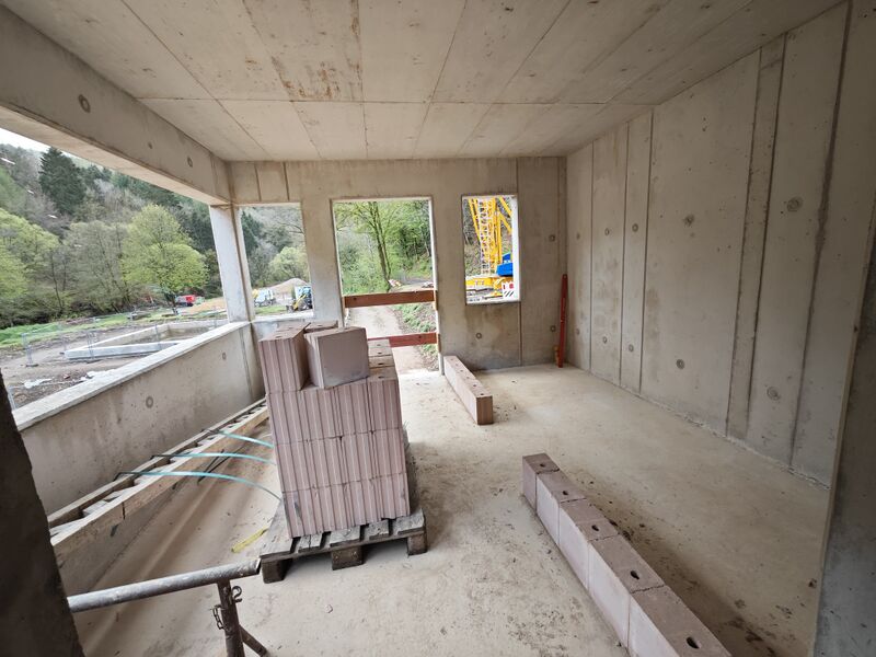 Datei:Eingangsbereich Freibadgebäude April 2025.jpg